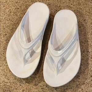 Oofos white flip flop sandals. Women’s size 8. Good shape!